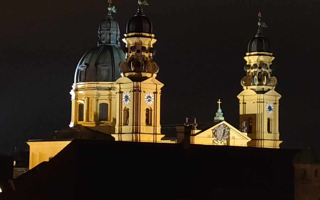 Die Münchener Theatinerkirche, wie wir sie kennen – groß, erhaben aufstrebend
