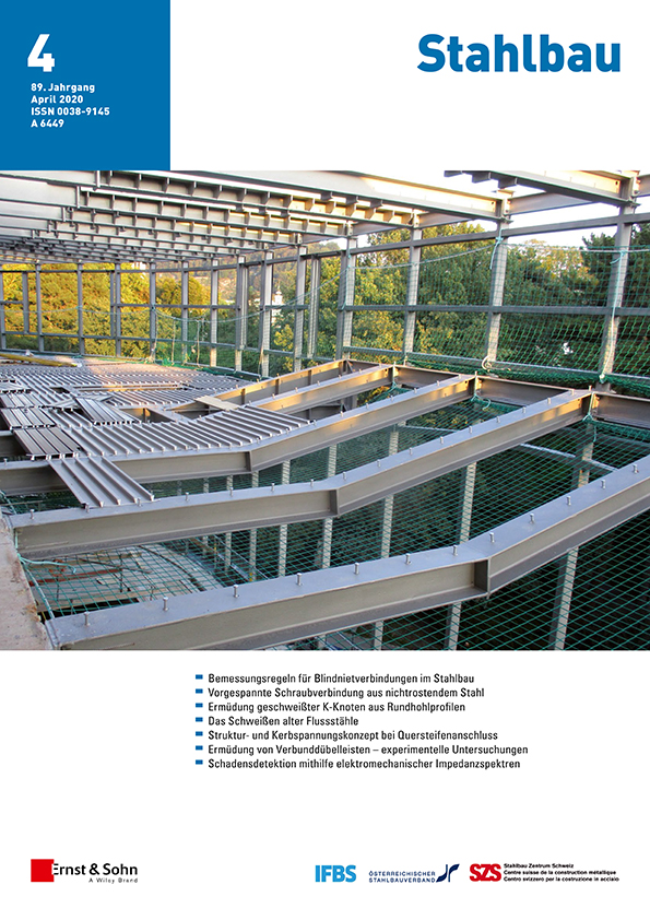 Eine moderne Stahlkonstruktion mit Glasfassade und metallischen Becken unter freiem Himmel, umgeben von Grünflächen.