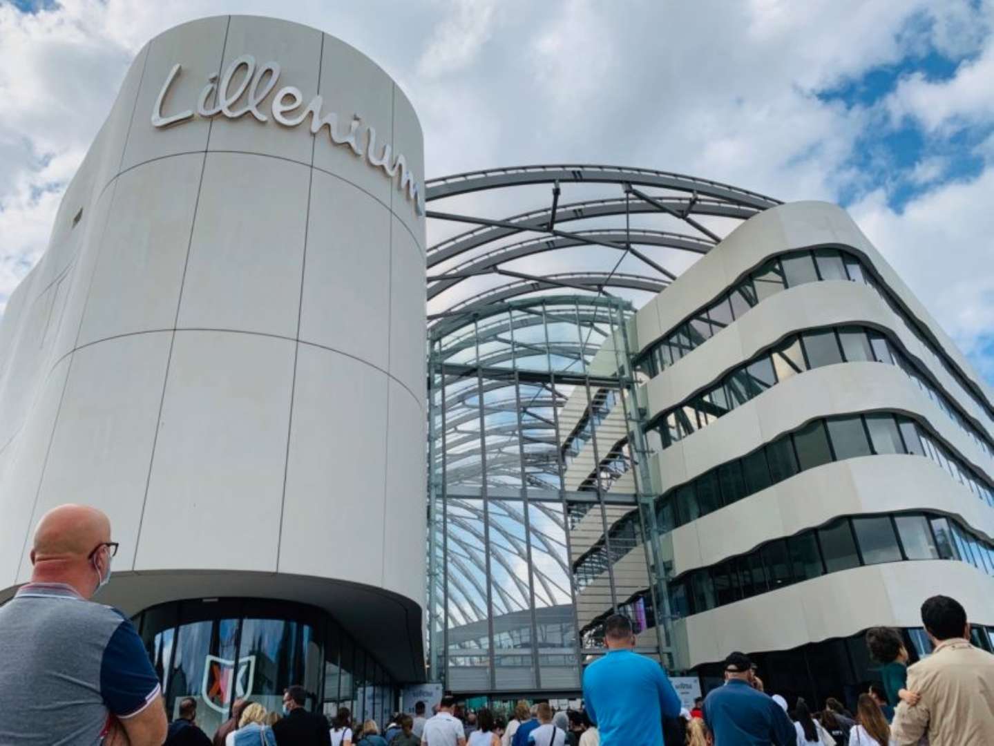 Das moderne Lillehammer-Gebäude mit charakteristischer weißer Zylinderfassade und angrenzenden Glasstrukturen prägt die zeitgenössische Architektur.