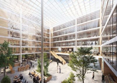 Ein modernes Atrium-Bürogebäude mit transparenter Glasfassade, mehreren Geschossen und zentralem Innenhof, durchflutet von Tageslicht.