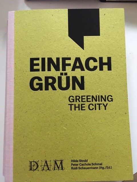 Ein Buch mit gelbem Umschlag zum Thema Stadtbegrünung zeigt ein abstraktes schwarzes Architektur-Symbol.