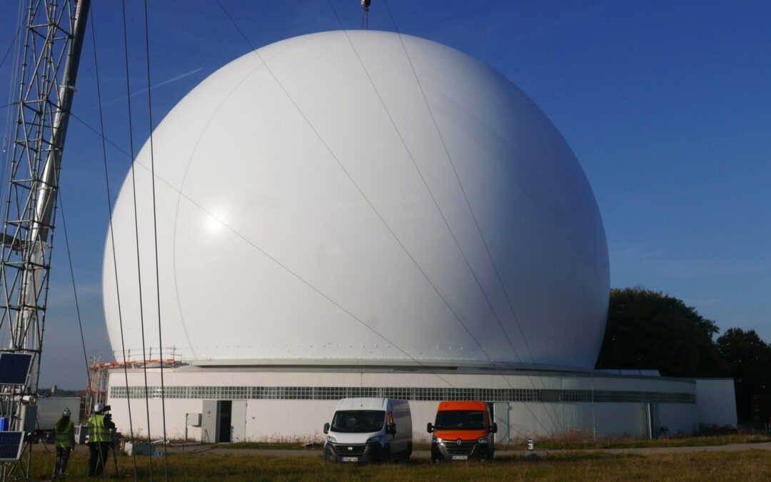 Spektakuläre Montage der Membranhülle des Radoms in Raisting