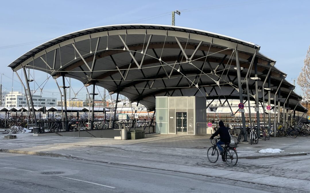 Langlebige Transparenz und Leichtigkeit begrüßt auch heute noch die Reisenden am Bahnhof Rosenheim