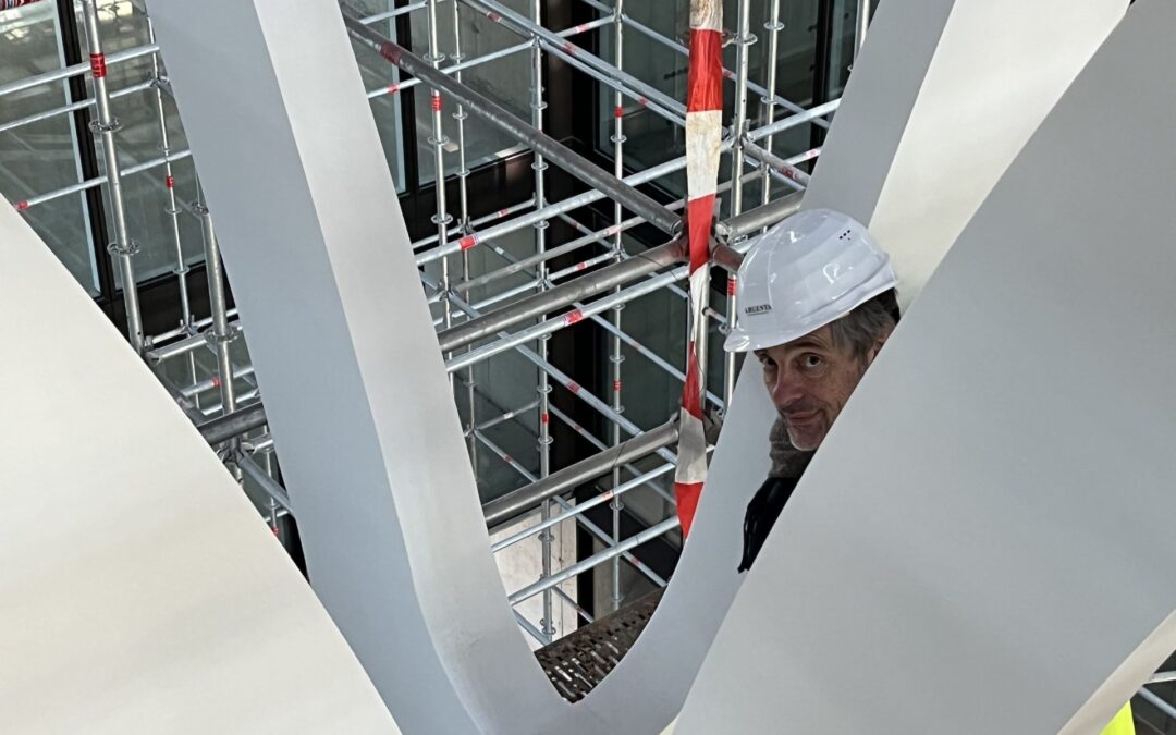 Blendend weiß erstrahlt der fertiggestellte Stahlbau der neuen urbanen Mitte der Parkstadt Schwabing