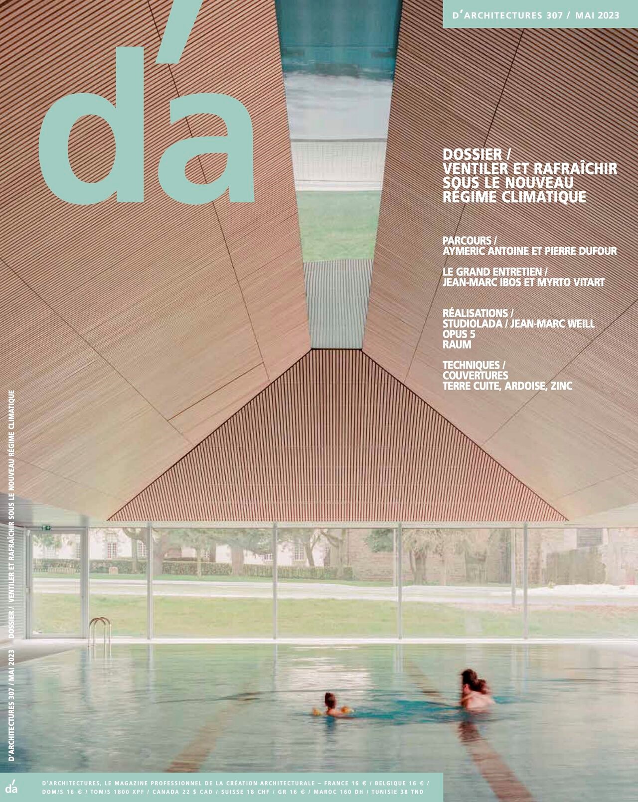 Ein modernes Hallenbad mit beeindruckender Dachkonstruktion aus Holz und Metallfassade prägt die architektonische Gestaltung des Innenraums.