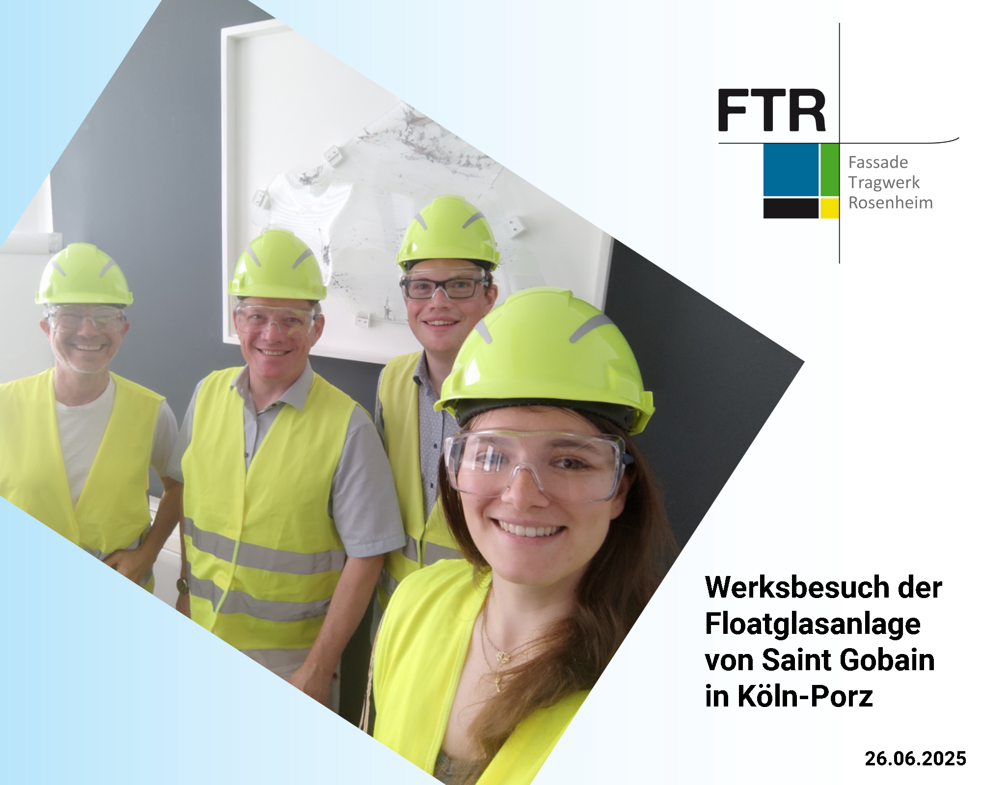 Vier Personen in Schutzausrüstung besichtigen eine moderne Floatglasanlage mit geometrischer Architektur.