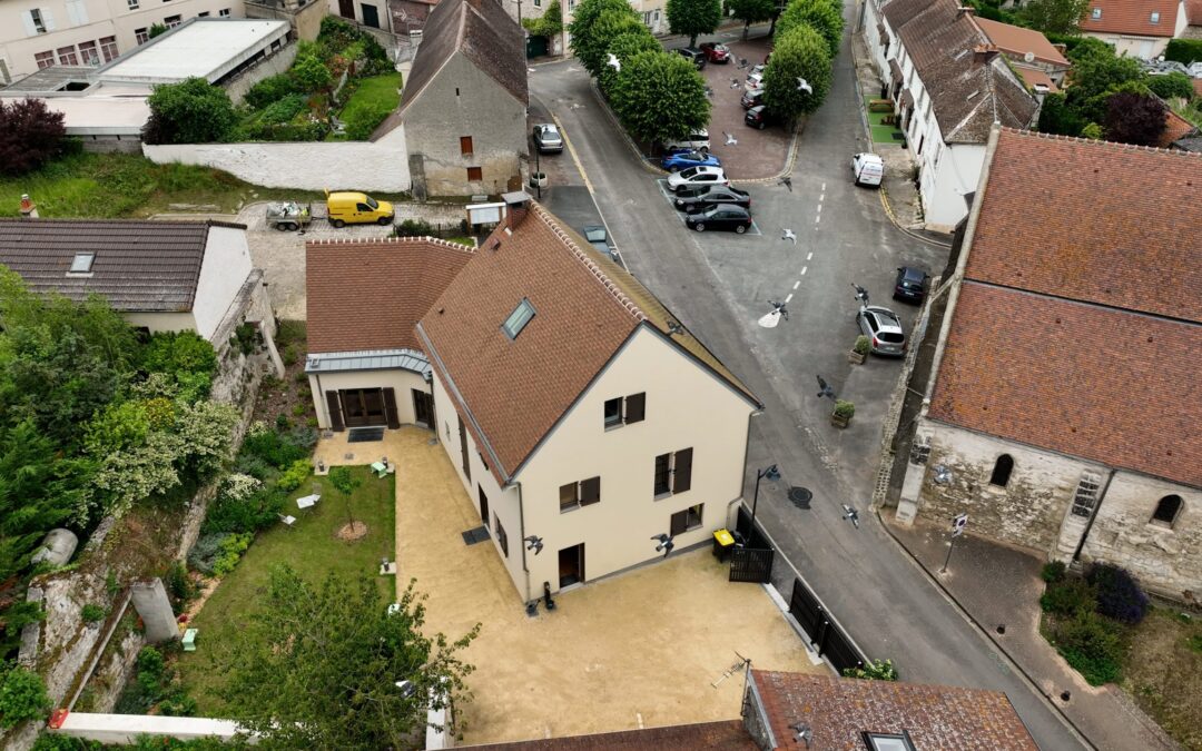 Rathaus aus Holz und Stroh